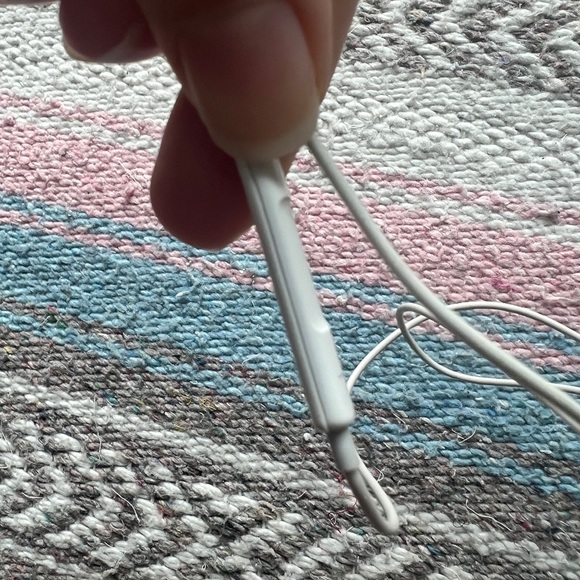 Apple Earphones with Remote and Mic for iPhone, iPod Touch, iPad (MB770G/A) - Picture 8 of 9